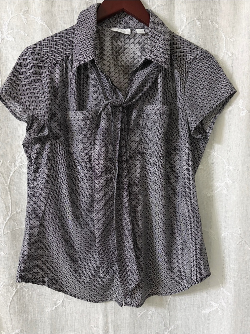 New York & Company Gray Short-Sleeve Tie-Neck Blouse Size Medium
